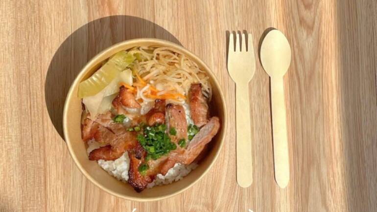 Xu hướng bao bì xanh trong tổ chức sự kiện: Ly giấy và muỗng gỗ lên ngôi